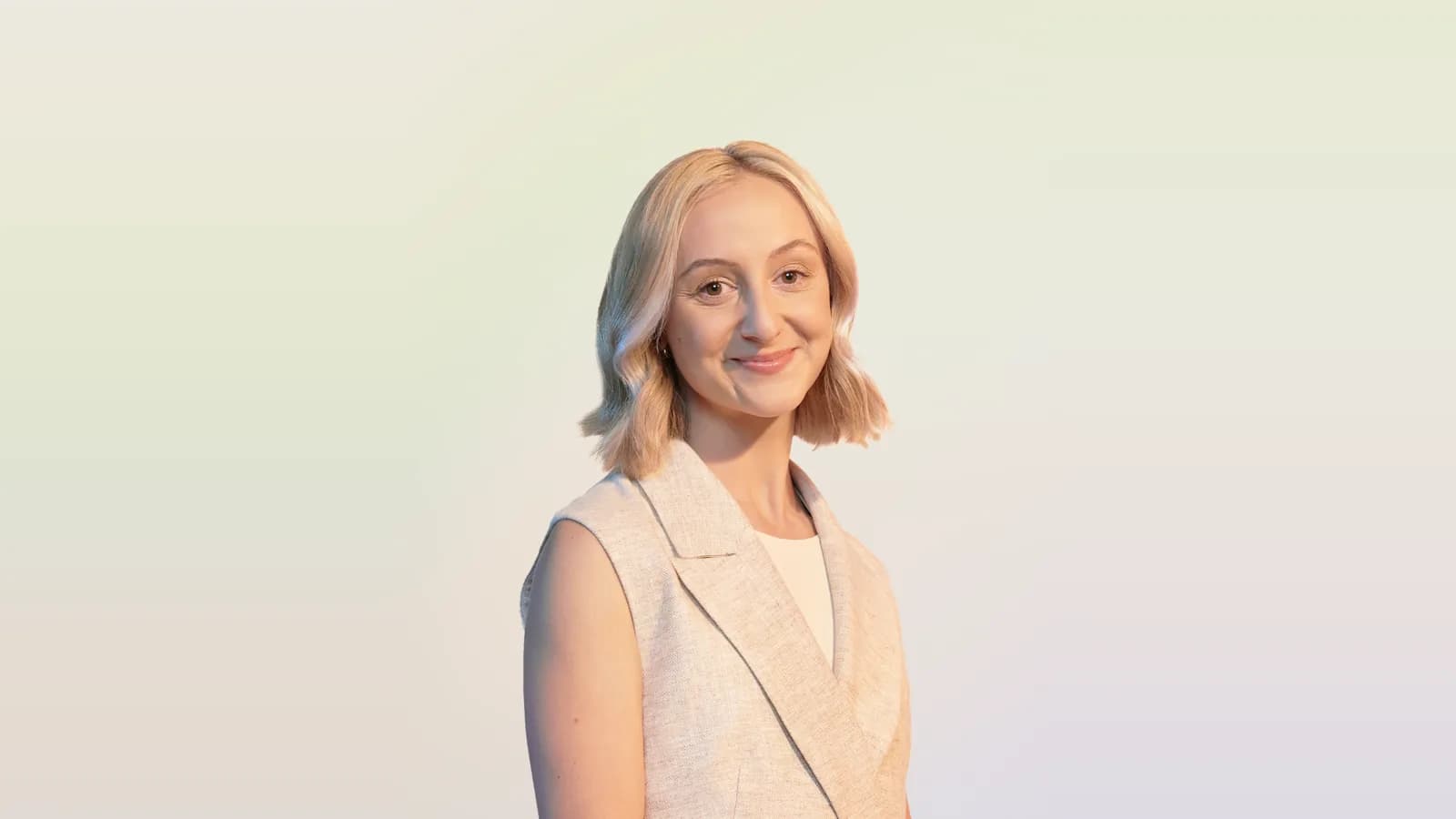 Uśmiechnięta kobieta, portret na jasnym tle