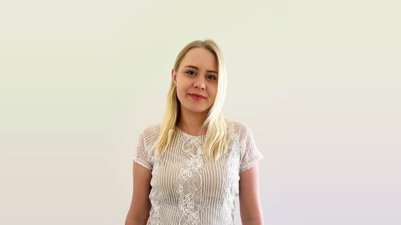 Uśmiechnięta kobieta, portret na jasnym tle