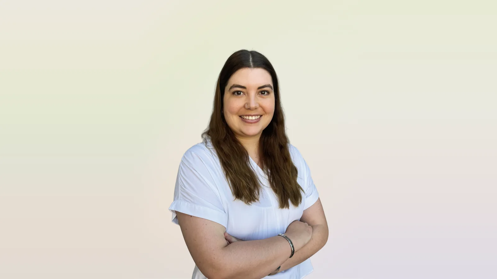 Uśmiechnięta kobieta, portret na jasnym tle