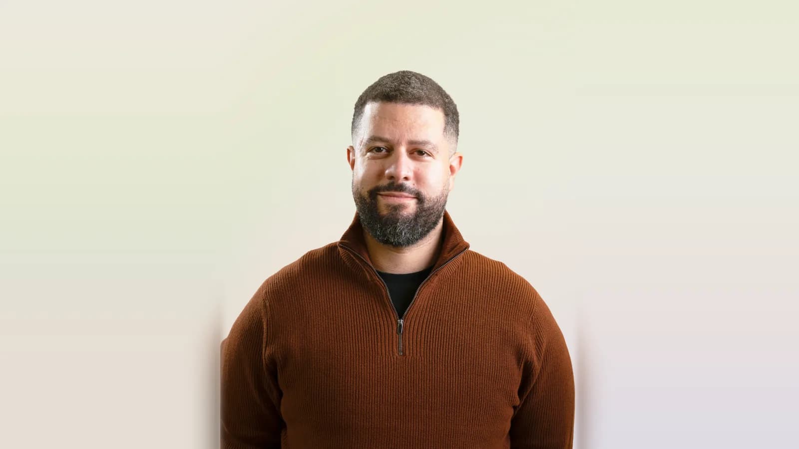 Uśmiechnięty mężczyzna, portret na jasnym tle