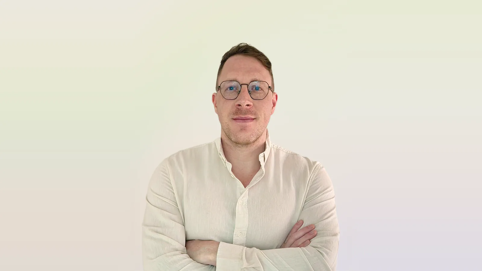 Uśmiechnięty mężczyzna, portret na jasnym tle