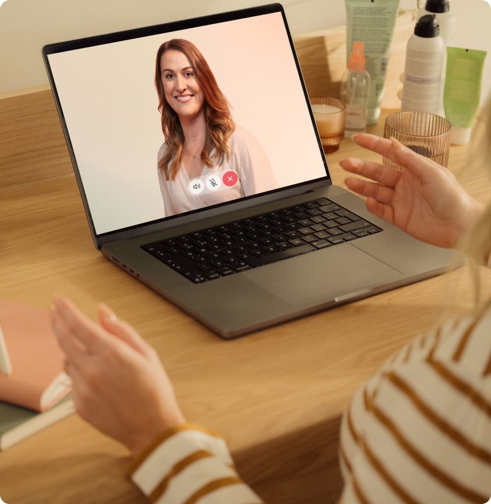 Konsultacja wideo z lekarką na laptopie