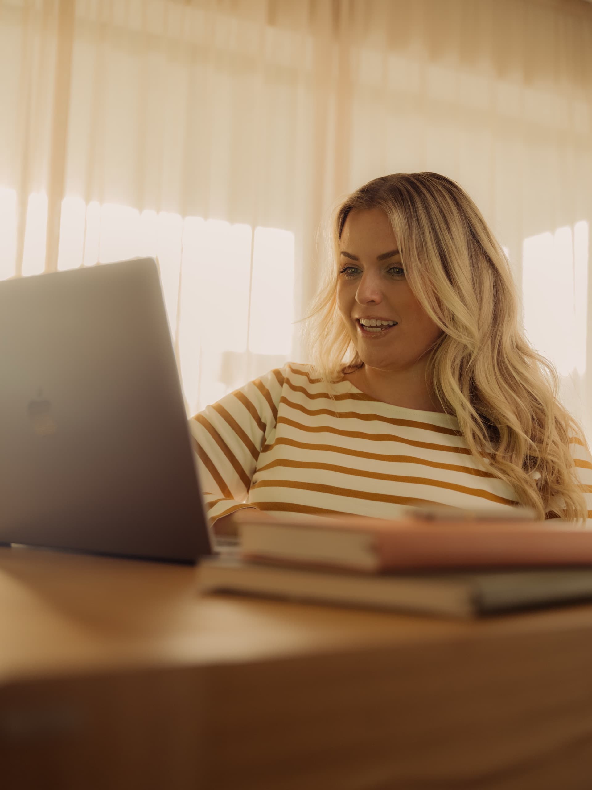 Rozmowa online przy laptopie
